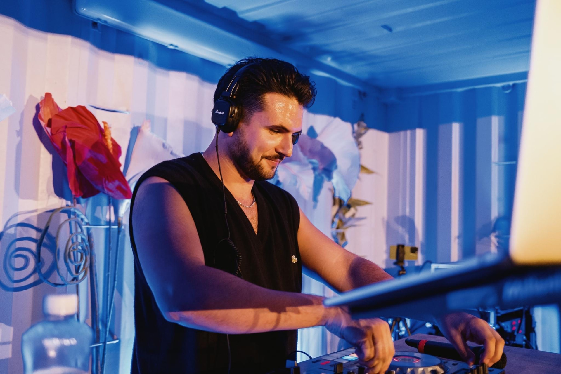 Trim Biba mixing in blue light inside a container venue